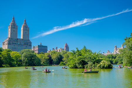 NEW YORK, USA - NOVEMBER 22, 2016: Unidentified group of people paddling in the Lake in Central Park in a beautiful sunny day, with a huge buildings behind in New Yorkのeditorial素材