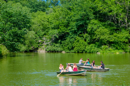 NEW YORK, USA - NOVEMBER 22, 2016: Unidentified group of people paddling in the Lake in Central Park in a beautiful sunny day in New Yorkのeditorial素材
