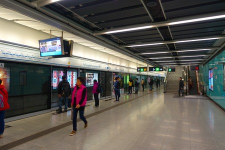 HONG KONG, CHINA - JANUARY 26, 2017: Unidentified people in the subway train station in Hong Kong. MTR is the most popular transport in Hong Kong.のeditorial素材
