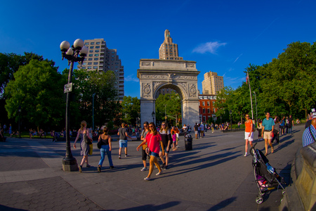 NEW YORK - JULY 22, 2017: Unidentified people enjoying the summer day in the Washington Square Park Arch, New Yorkのeditorial素材