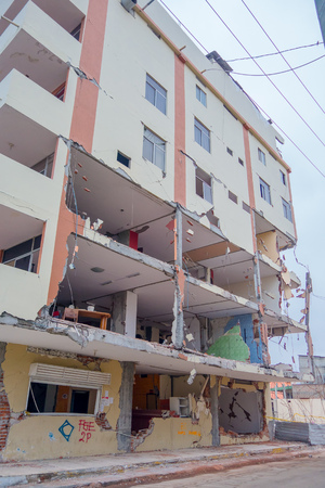 MANTA, ECUADOR- MAY 11, 2017: Building partial destroyed during a strong earthquake measuring 7.8 on the Richter Scale by the April 16Th, 2016 , South America, Manta Ecuadorのeditorial素材