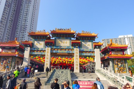 HONG KONG, CHINA - JANUARY 22, 2017: Crowd of people in the enter of the door of at Wong Tai Sin temple, Hong Kongのeditorial素材
