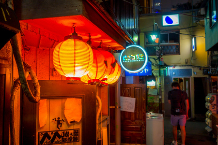 TOKYO, JAPAN JUNE 28 - 2017: Red lanterns with Japanesse letters at night in traditional back street bars in Shinjuku Golden Gai. Golden gai consists of 6 tiny alleys with 200 tiny bars and 20th century atmosphere, located in Tokyoのeditorial素材