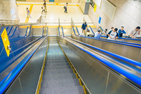 TOKYO, JAPAN JUNE 28 - 2017: Unidentified people walking downstairs and upstairs in electric stairs inside of train station to take the train. Its very convenient way for visitors to travel around Japanのeditorial素材