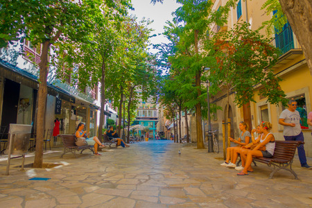 PALMA DE MALLORCA, SPAIN - AUGUST 18 2017: Unidentified people sitting in a public chairs while other turist keep walking throug at Boulevard Born in Palma de Mallorca, Spain, Europeのeditorial素材