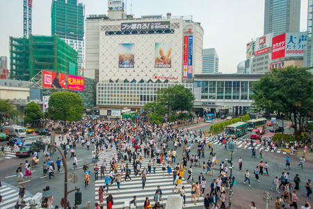 TOKYO, JAPAN JUNE 28 - 2017: Unidentified pedestrians crossing the Shibuya street in Tokyo, Japan. The famous scramble crosswalk is used by over 2.5 million people dailyのeditorial素材