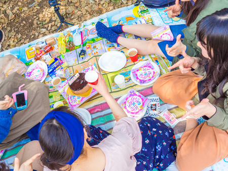 HAKONE, JAPAN - JULY 02, 2017: Unidentified people enjoying the assorted food for lunch in a park in hanami park during cherry blossom season in Kyotoのeditorial素材