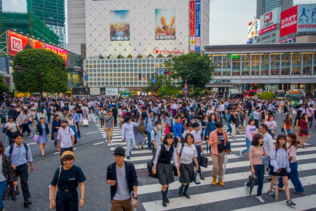 TOKYO, JAPAN JUNE 28 - 2017: Unidentified pedestrians crossing the Shibuya street in Tokyo, Japan. The famous scramble crosswalk is used by over 2.5 million people dailyのeditorial素材