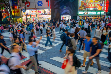TOKYO, JAPAN JUNE 28 - 2017: Unidentified people crossing the Shibuya street in Tokyo, Japan. The famous scramble crosswalk is used by over 2.5 million people dailyのeditorial素材