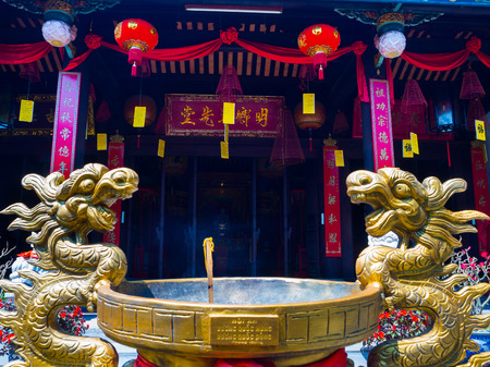 HOIAN, VIETNAM, SEPTEMBER, 04 2017: Close up of golden statues in the patio in the temple at hoian, in Vietnamのeditorial素材