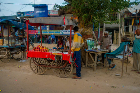 AGRA, INDIA - SEPTEMBER 19, 2017: Unidentified man selling food in the streets in central city in Agra, India.のeditorial素材