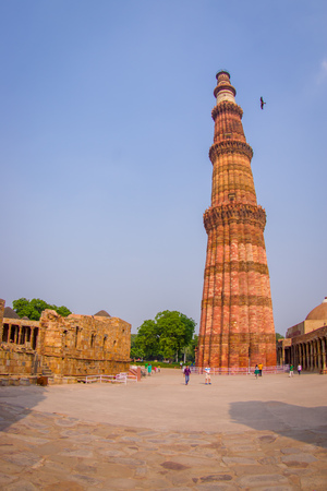 DELHI, INDIA - SEPTEMBER 25 2017: Unidentified people enjoying the Qutub Minar,のeditorial素材