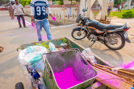 DELHI, INDIA - SEPTEMBER 19, 2017: Unidentified people with a pink dust scattering in the streets, preparing the area for a color run competition in the street, in Delhi in Indiaのeditorial素材