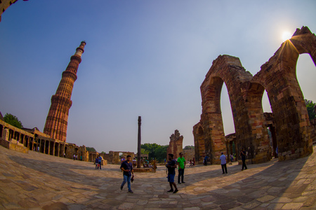 DELHI, INDIA - SEPTEMBER 25 2017: Unidentified people walking near of Qutub Minarのeditorial素材