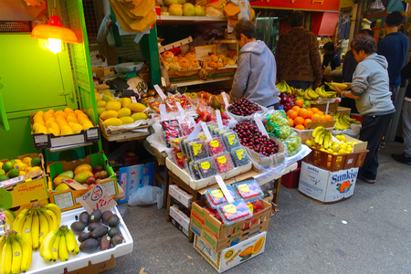 HONG KONG, CHINA - JANUARY 26, 2017: Street fruit stand in the city of Hong Kongのeditorial素材