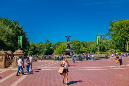 NEW YORK, USA - NOVEMBER 22, 2016: Unidentified people walking and taking pictures in a tourist attraction, bethesda fountain in central parkのeditorial素材