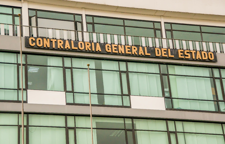 QUITO, ECUADOR NOVEMBER, 28, 2017: Outdoor view of a huge bulding of general Contralory of the State in Quito, Ecuadorのeditorial素材