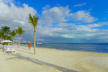 CANCUN, MEXICO - JANUARY 10, 2018: Unidentified people walking in a beautiful outdoor view of white sand beach of Caribbean sea in Cancun Mexicoのeditorial素材