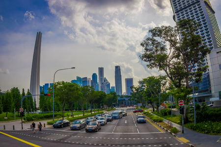 SINGAPORE, SINGAPORE - JANUARY 30. 2018: Outdoor view of some cars, street and Urban scene in the central district of Singaporeのeditorial素材