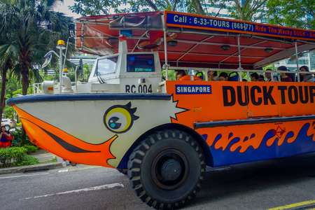 SINGAPORE, SINGAPORE - FEBRUARY 01, 2018: Outdoor view of duck tour bus public transport, for travel around the city in Singaporeのeditorial素材