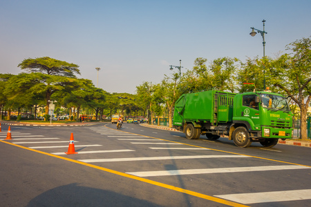BANGKOK, THAILAND, FEBRUARY 08, 2018: Outdoor view of some public transport, green truck with other cars in a road of the city in Bangkokのeditorial素材