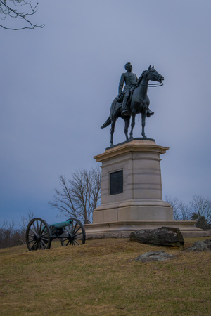 GETTYSBURG, USA - APRIL, 18, 2018: Statue of a soldier on horseback at Gettysburg, with some cannon in the baseのeditorial素材