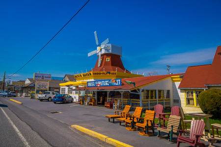 LANCASTER, USA - APRIL, 18, 2018: Outdoor view of mixed building structure of modern and classic restaurant called dutch haven located in the streets of the city in dowtownのeditorial素材
