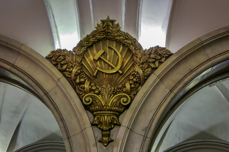 MOSCOW, RUSSIA- APRIL, 29, 2018: Interior view of white marble pillar decorated with hammer and sickle of Paveletskaya, a metro station on the Zamoskvoretskaya Line opened in 1943のeditorial素材