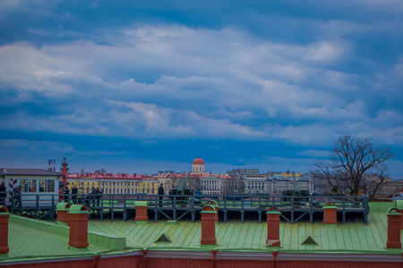 ST. PETERSBURG, RUSSIA, 17 MAY 2018: Outdoor view of unidentified people walking in a green rooftop close to old artillery guns near the Naryshkin bastion, with rostral column behindのeditorial素材