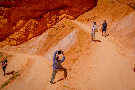 BRYCE CANYON, UTAH, JUNE, 07, 2018: Young Travelers standing on the cliff of Bryce Canyon National Park, Utahのeditorial素材