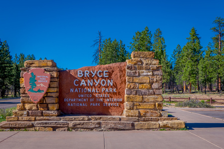 BRYCE CANYON, UTAH, JUNE, 07, 2018: Welcome sign at the Bryce Canyon National Park, a spectacular amphitheater with red rock formations, is located in Southwestern Utahのeditorial素材