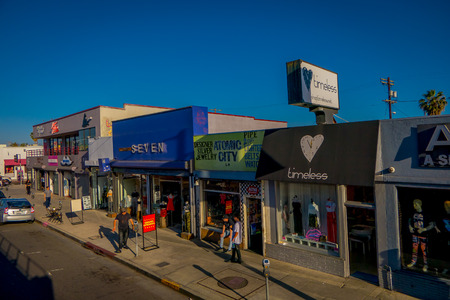 Los Angeles, California, USA, AUGUST, 20, 2018: Unidentified people walking in the sidewalk close to a clothes stores in Santa monica avenue in a gorgeous sunny day and blue skyのeditorial素材
