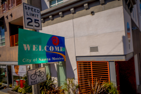 VENICE, CALIFORNIA, USA, AUGUST, 20, 2018: Outdoor view of informative sign of blurred welcome to the city of Santa Monica and speed limit in the streets of Los Angelesのeditorial素材