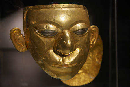 QUITO, ECUADOR - AUGUST 24, 2018: Close up of beautiful golden Inca face inside of el Agora museum located in Casa de la Cultura in Quitoのeditorial素材