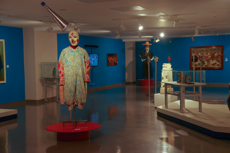 QUITO, ECUADOR - AUGUST 17, 2018: Indoor view assorted exposition of handmade sculptures made by ancienct Incas inside of el Agora museum located in Casa de la Cultura in Quitoのeditorial素材