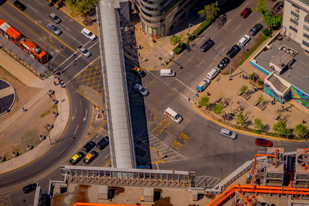 SANTIAGO, CHILE - SEPTEMBER 13, 2018: Above view of cars in the traffict with some hube buildings around located in dowtown of the city of Santiago of Chileのeditorial素材