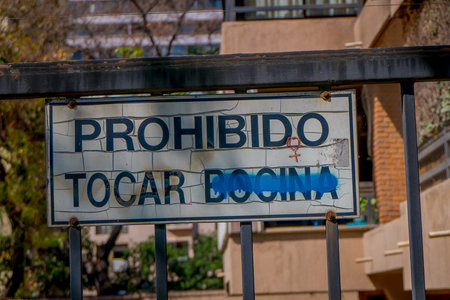SANTIAGO, CHILE - SEPTEMBER 13, 2018: Outdoor view of informative sign of prohibited from honking in the area in Santiago of Chileのeditorial素材