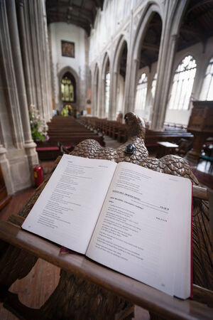 SAFFRON WALDEN, UK - JUNE 8, 2006: A wide-angle view of the interior of St. Maryのeditorial素材