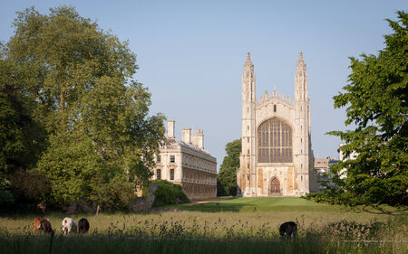 A dusk view across the rural setting of the chapel of Kings College, Cambridge University.のeditorial素材