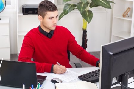 modern  business man using computer at officeの写真素材