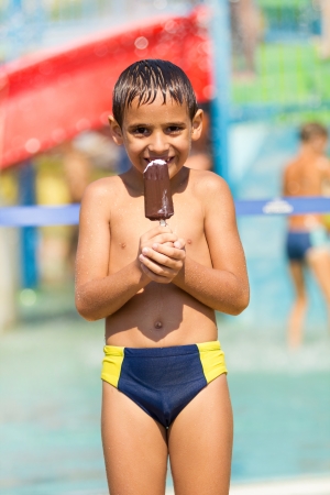 Smiling boy eating ice creamの写真素材