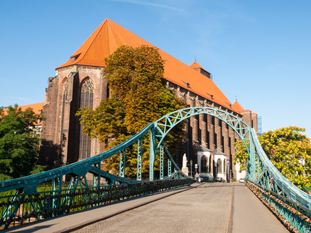 Tumski Bridge in Wroc³aw with a view of St. Mary's Church (Poland)の写真素材