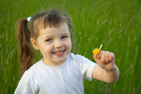 The little girl has torn off at a chamomile all petals except oneの写真素材