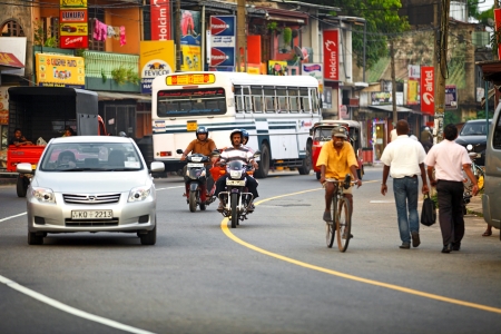 BENTOTA, SRI LANKA - APR 27: Common Sri Lankian crowded street with different transport and pedestrians on Apr 27, 2013 in Bentota, Sri Lanka.のeditorial素材