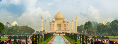 The famous Taj Mahal, visited by thousands of tourists every day. Arga, Indiaのeditorial素材