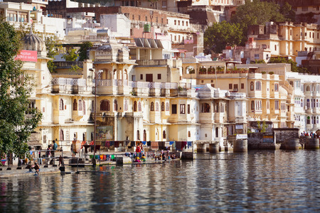 UDAIPUR, RAJASTHAN, INDIA - CIRCA NOV 2012: houses by the lakeのeditorial素材