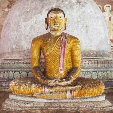 DAMBULLA, SRI LANKA - CIRCA APR 2013: In the Dambulla cave temple. An old shabby statue of a Buddhaのeditorial素材