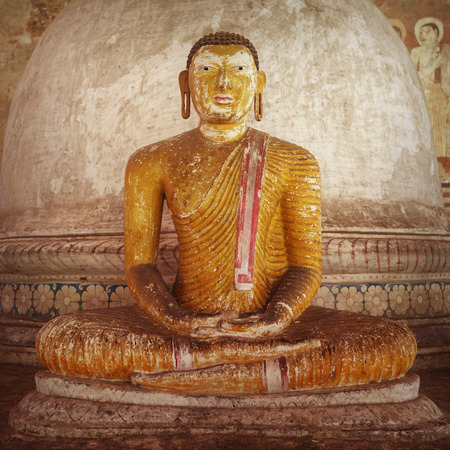 DAMBULLA, SRI LANKA - CIRCA APR 2013: In the Dambulla cave temple. An old shabby statue of a Buddhaのeditorial素材