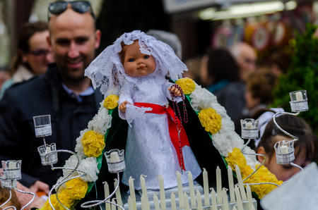 Procession of children starting the holy week.
Children in the procession wear platforms with images of saints. Traditional celebration of the Catholic holiday in Andalusia.のeditorial素材