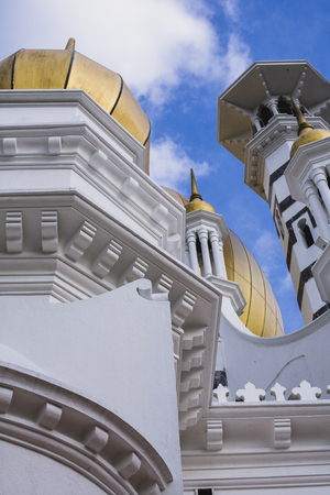 Kuala Kangsar - 25 Dec 2016 :  Golden domes and minarets of Perak royal mosque, Masjid Ubudiahのeditorial素材